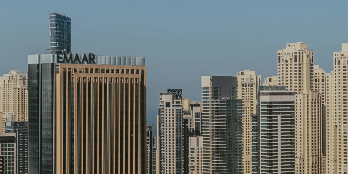 This article explains how real estate commissions work in Dubai's fast‑moving 2026 market, giving a clear view of typical rates, who pays them, and what agents...