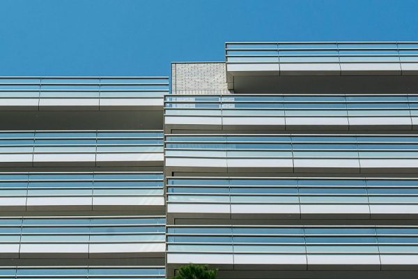 This article explains practical, legal, and market-tested ways to buy property in Dubai with little or no upfront cash. It reviews nine proven strategies — incl...