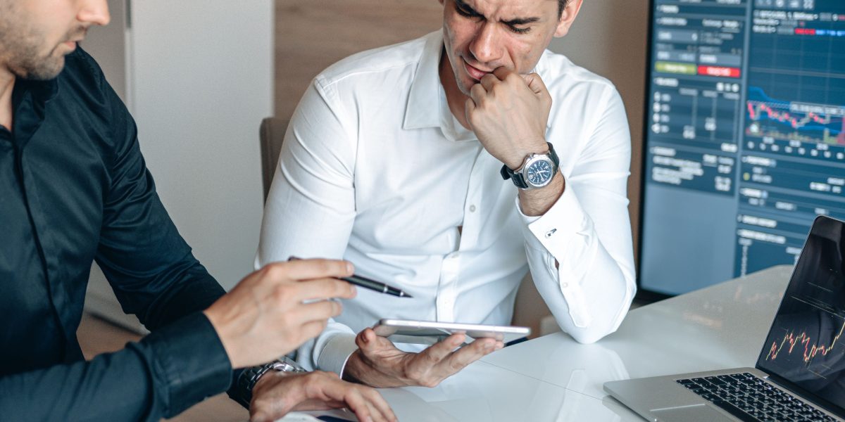 Two people engaged in a discussion, illustrating the collaborative process of choosing an investment strategy.
